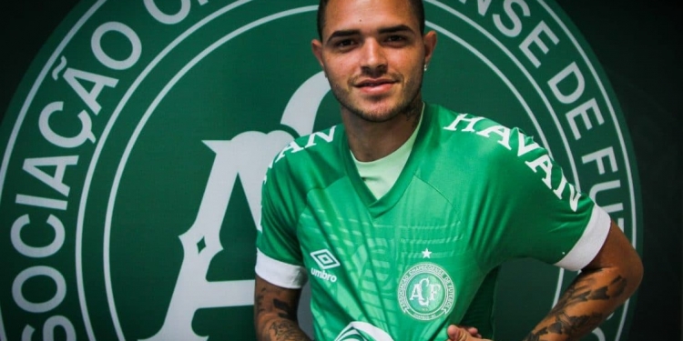 Emprestado pelo Flamengo, Thiago Santos passará por cirurgia após lesão na Chapecoense