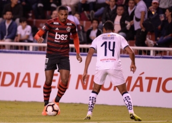 Vitinho admite que Flamengo cometeu erros em excesso contra LDU