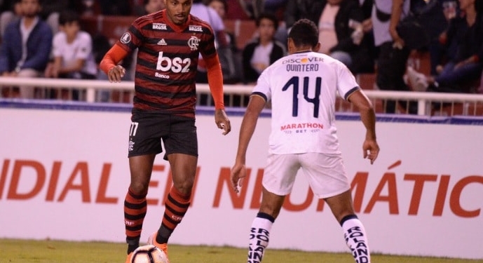 Vitinho admite que Flamengo cometeu erros em excesso contra LDU