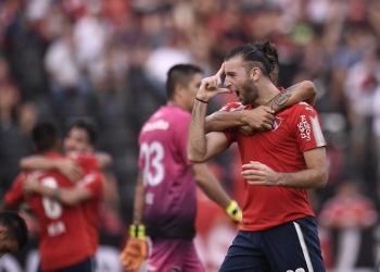 Flamengo e Corinthians disputam a contratação do zagueiro Gastón Silva, do Independiente