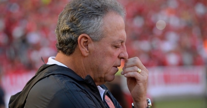 Abel fala sobre quantidade de gols sofridos pelo Flamengo na temporada
