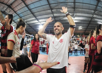 Alexandre Ferrante renova contrato com o Flamengo e segue no comando do vôlei
