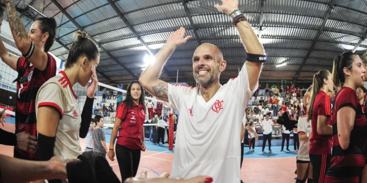Alexandre Ferrante renova contrato com o Flamengo e segue no comando do vôlei