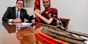 Flamengo fecha acordo com a família de Jhonata Ventura, sobrevivente da tragédia no CT