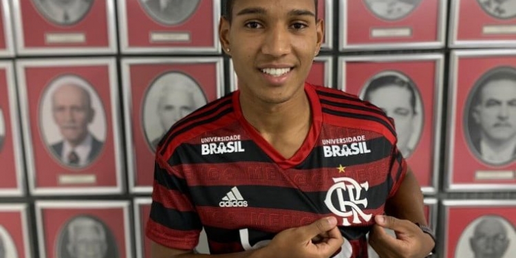 Flamengo confirma contratação do lateral-direito João Lucas, do Bangu