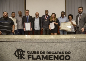 Juan é homenageado no Flamengo e recebe medalha Pedro Ernesto