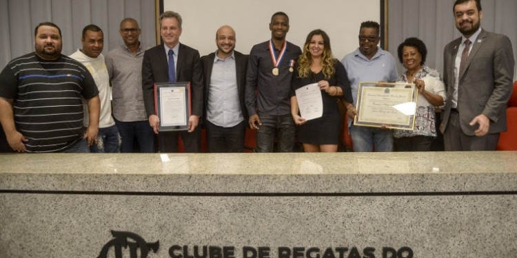 Juan é homenageado no Flamengo e recebe medalha Pedro Ernesto