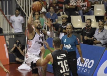 Flamengo volta a vencer o Botafogo e fica a uma vitória da final do NBB
