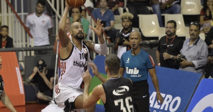 Flamengo volta a vencer o Botafogo e fica a uma vitória da final do NBB