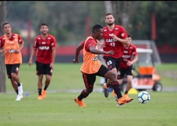 Flamengo renova com lateral-esquerdo Ramon até 2024