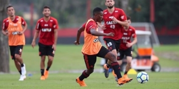 Flamengo renova com lateral-esquerdo Ramon até 2024
