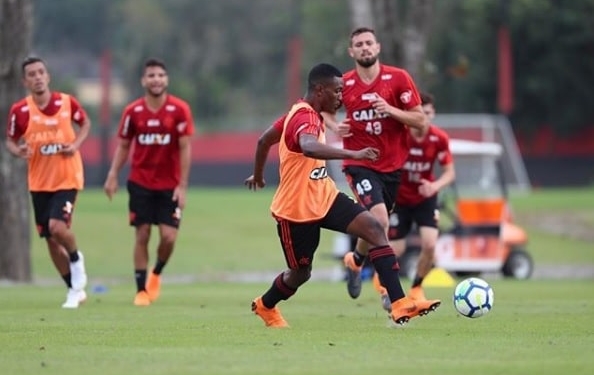 Flamengo renova com lateral-esquerdo Ramon até 2024