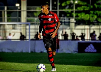 Após estrear no profissional, volante Vinícius Souza renova com Flamengo
