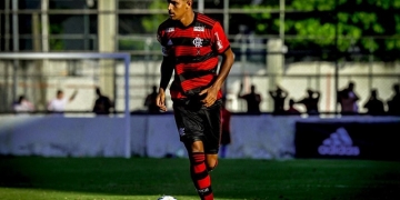 Após estrear no profissional, volante Vinícius Souza renova com Flamengo