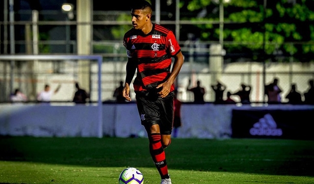 Após estrear no profissional, volante Vinícius Souza renova com Flamengo