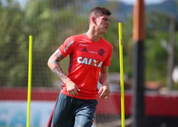 Santos fica perto de fechar com volante Ronaldo, do Flamengo; veja detalhes