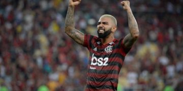 Gabigol da fim ao jejum de gols e assume ponta de lista
