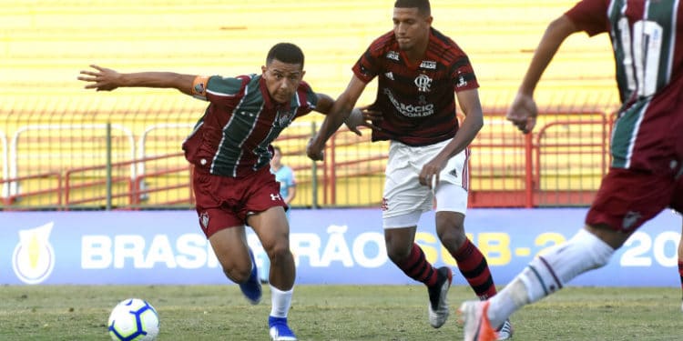 Flamengo goleira o Fluminense e assume liderança do Brasileirão Sub-20