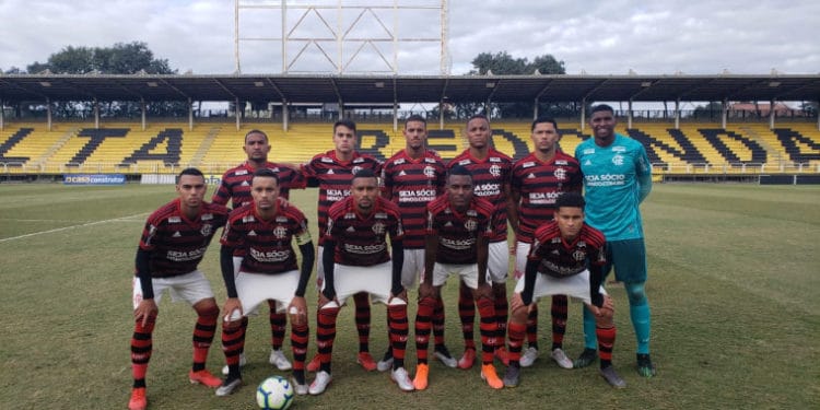Flamengo vence o Internacional e segue na liderança do Brasileirão Sub-20