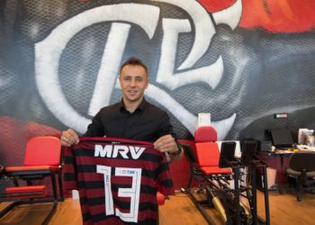 Rafinha é regularizado e já pode estrear pelo Flamengo
