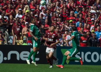 Rafinha vibra com estreia e exalta torcida do Flamengo
