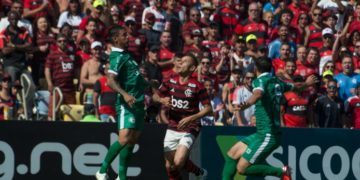 Rafinha vibra com estreia e exalta torcida do Flamengo