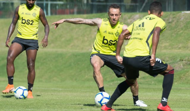 Rafinha é regularizado e já pode estrear pelo Flamengo