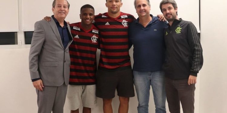Joias da base, Vitor Gabriel e Bill renovam contrato com o Flamengo