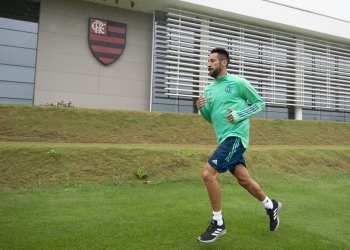 Chileno Isla faz primeiro treino com elenco do Flamengo