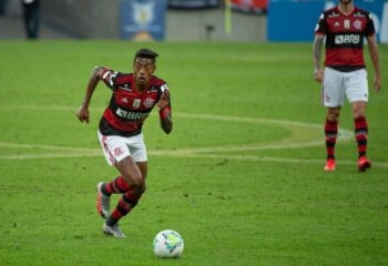 Dirigentes do Flamengo vão até Isla, após sinal positivo do lateral