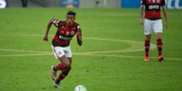 Dirigentes do Flamengo vão até Isla, após sinal positivo do lateral