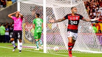 Flamengo vence, mas não convence