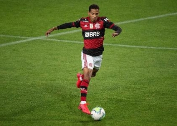João Lucas é mais uma baixa na lateral direta do Flamengo