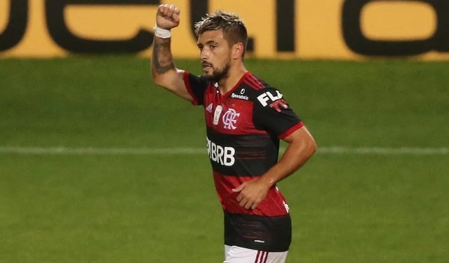 Mesmo após vitória, Domènec se reúne com comissão para discutir Flamengo