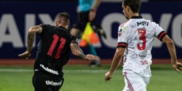 Rodrigo Caio sofre mais uma vez jogando improvisado