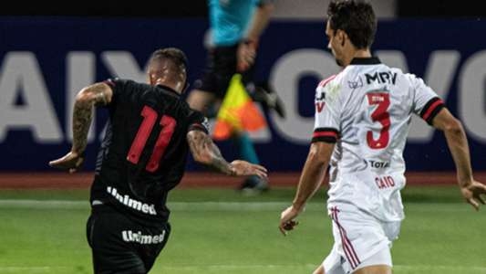 Rodrigo Caio sofre mais uma vez jogando improvisado