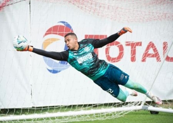 Agora titular, goleiro do Fla se inspira no pai