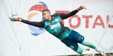 Agora titular, goleiro do Fla se inspira no pai