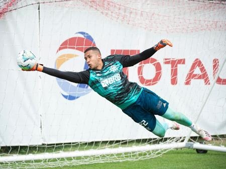 Agora titular, goleiro do Fla se inspira no pai