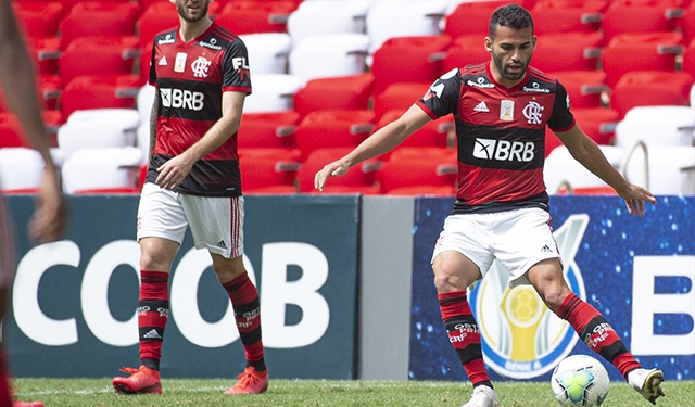 Thiago Maia conquista a torcida e Domènec Torrent