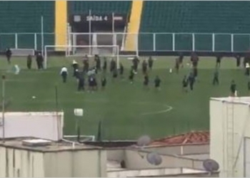 Torcedores insatisfeitos invadem treino e tocam o terror atirando rojões nos jogadores