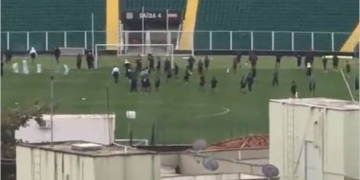 Torcedores insatisfeitos invadem treino e tocam o terror atirando rojões nos jogadores