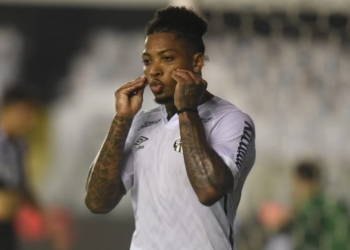 Atacante do Santos, Marinho comemora gol em libras e defende a inclusão: ‘muitos torcedores precisam viver essa emoção’