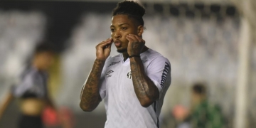 Atacante do Santos, Marinho comemora gol em libras e defende a inclusão: ‘muitos torcedores precisam viver essa emoção’