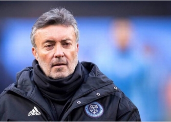 Domènec Torrent deve ser demitido do Flamengo? Grupo político exige saída do técnico