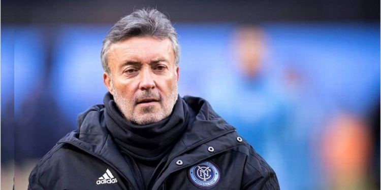 Domènec Torrent deve ser demitido do Flamengo? Grupo político exige saída do técnico