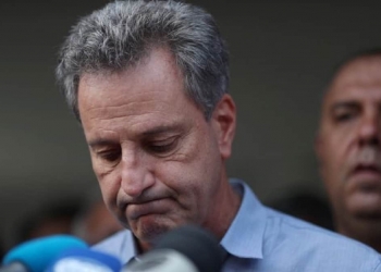 Sofrendo pressão, Landim toma a frente e fala com Braz sobre destino de Domènec