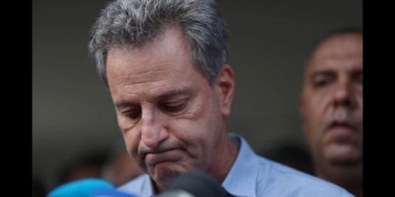 Sofrendo pressão, Landim toma a frente e fala com Braz sobre destino de Domènec