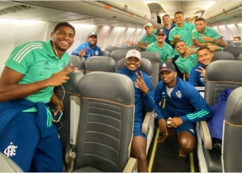 Polêmica foto de jogadores do Flamengo sem máscara no avião, resulta em demissão do responsável