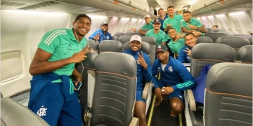 Polêmica foto de jogadores do Flamengo sem máscara no avião, resulta em demissão do responsável